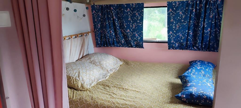 Postel nebo postele na pokoji v ubytování carazen , caravane chauffée