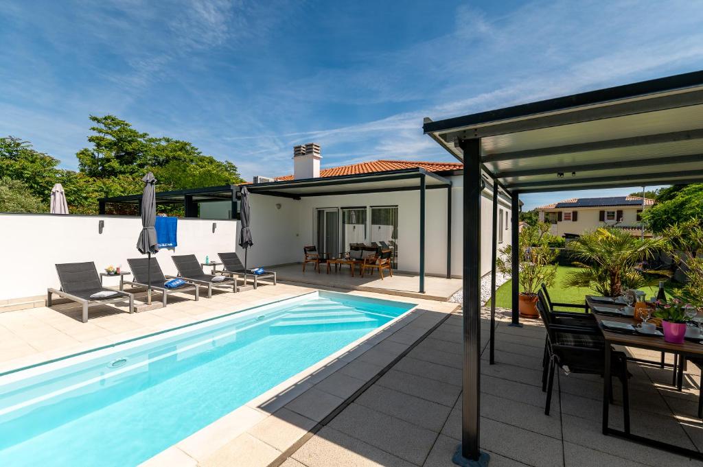 Bazén v ubytování Villa Relax Home Sun nebo v jeho okolí