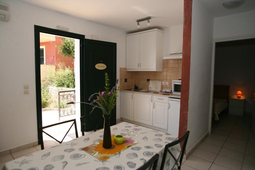 Kuchyň nebo kuchyňský kout v ubytování Glyfada Gorgona Apartments