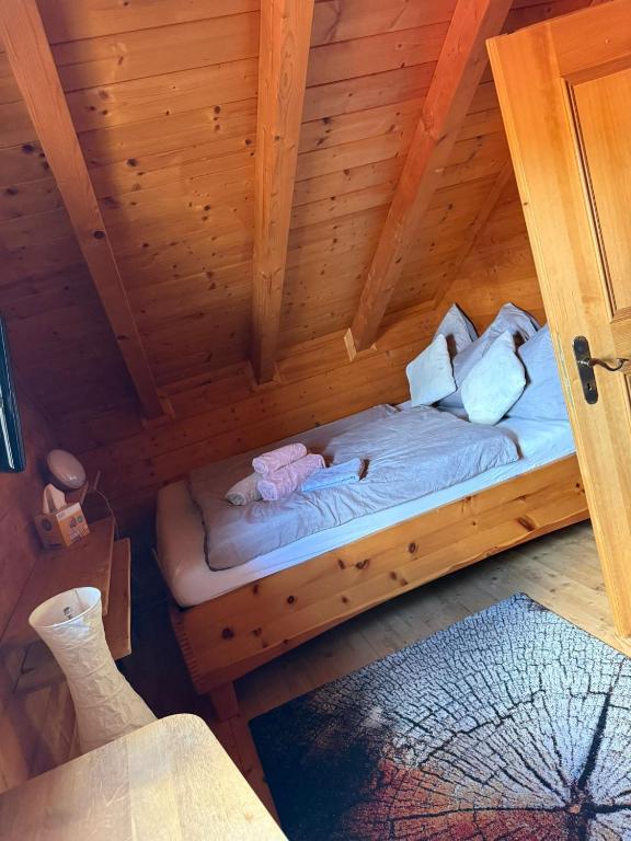 Voodi või voodid majutusasutuse Knusperhäuschen mit Wellness-Oase toas