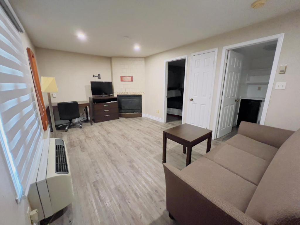 TV a/nebo společenská místnost v ubytování First Canada Hotel Cornwall Hwy 401 ON