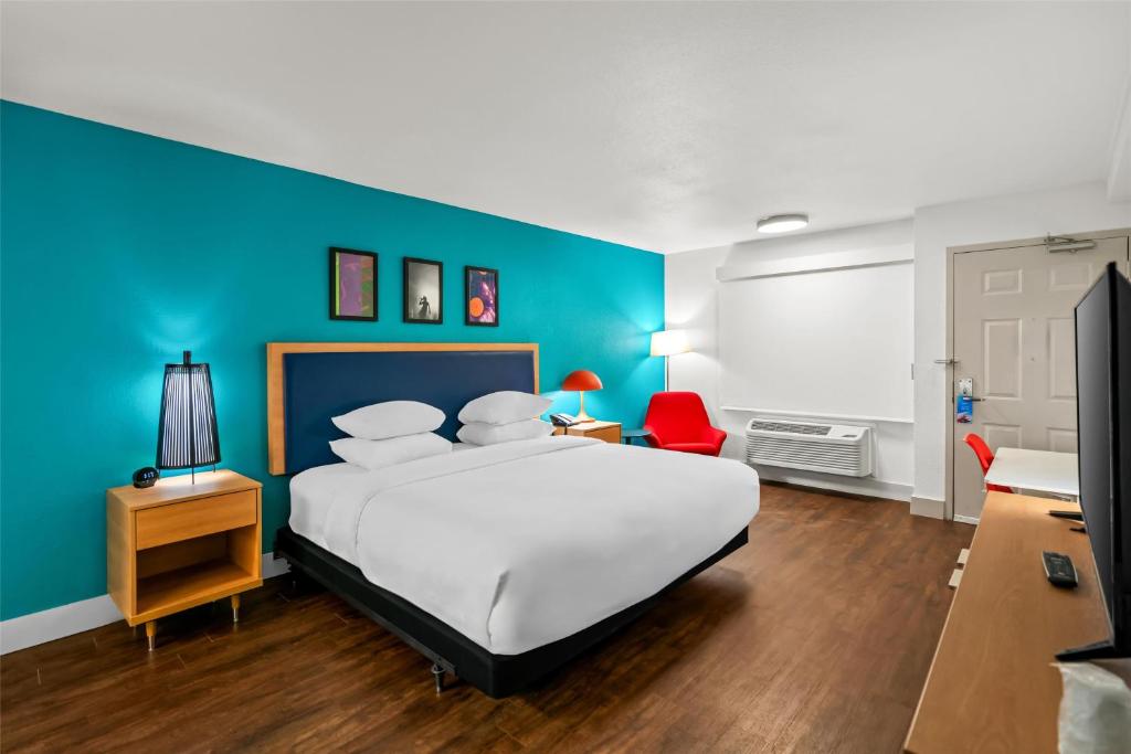 Postel nebo postele na pokoji v ubytování Signature Inn Indio I-10