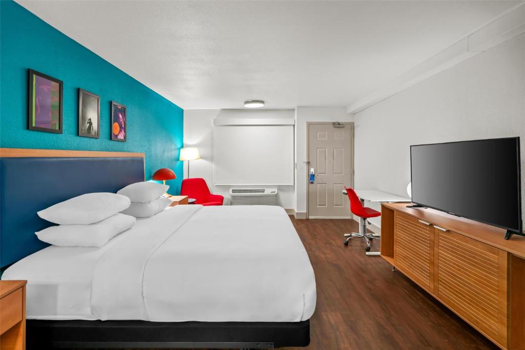 Postel nebo postele na pokoji v ubytování Signature Inn Indio I-10