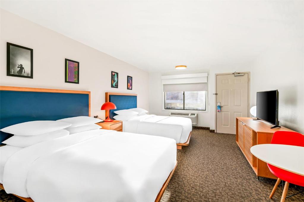 Postel nebo postele na pokoji v ubytování Signature Inn Indio I-10