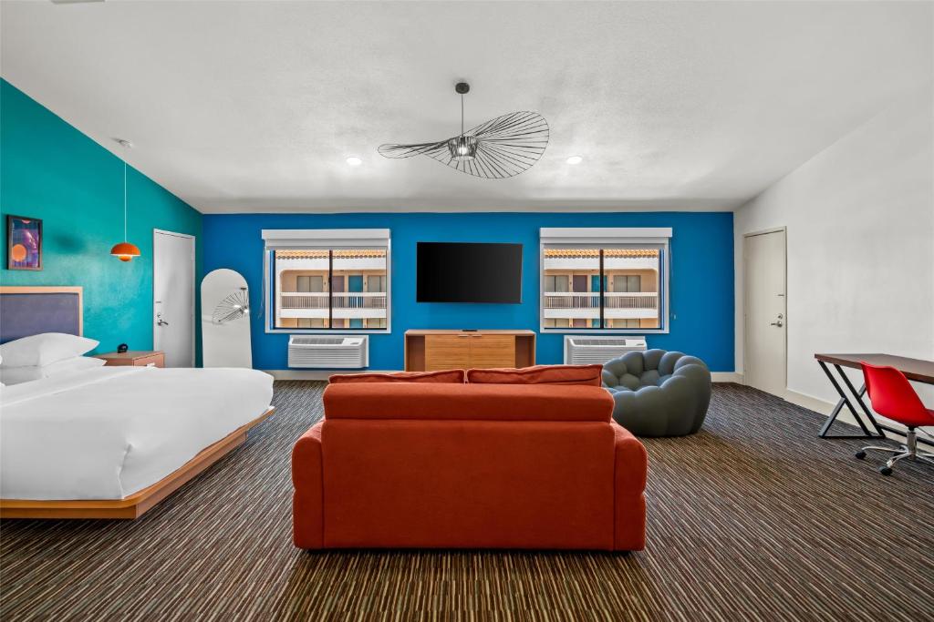 Postel nebo postele na pokoji v ubytování Signature Inn Indio I-10