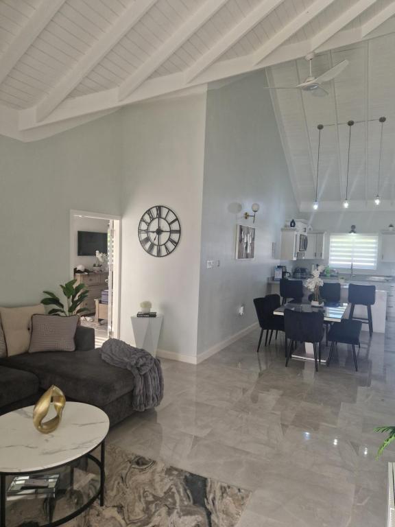 Χώρος καθιστικού στο Footprints at The Cove Drax Hall-Pool, Beach, Clubhse, Tennis, Gym, 4 beds, 3 bathroom villa
