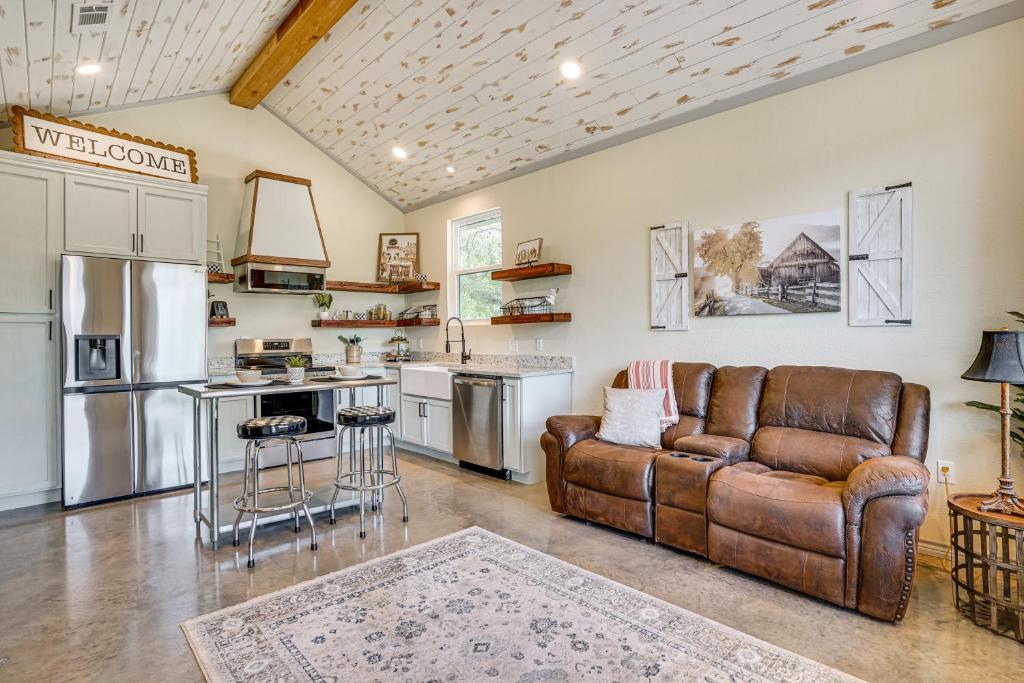 Kuchyň nebo kuchyňský kout v ubytování Recently Built Cabin with Pavilion in Granbury!