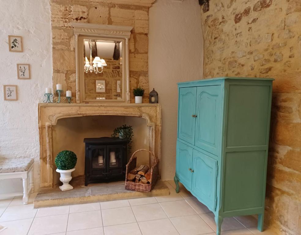 Cette chambre dispose d'une armoire bleue et d'une cheminée. dans l'établissement La Demeure du Rempart - Sarlat Centre historique, à Sarlat-la-Canéda