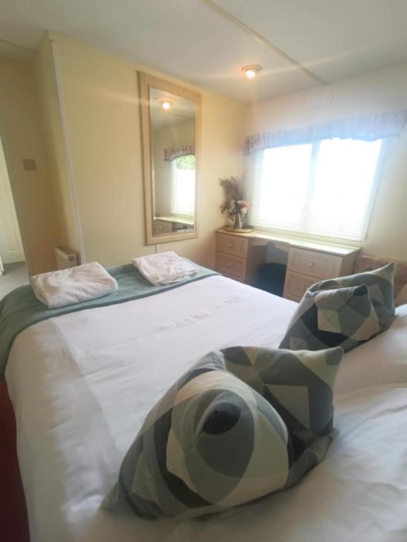 Postel nebo postele na pokoji v ubytování Mount bolton mobile home