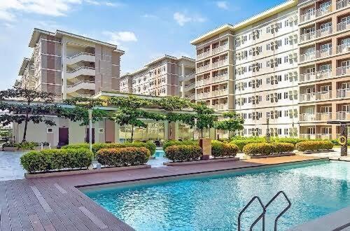 マニラにあるCondo in Greater Lagro Trees Residences 2の大きな建物の前のプール