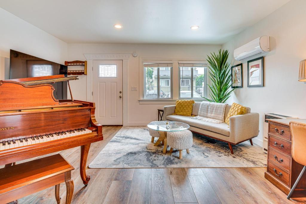 Una sala de estar con un piano y un sofá. en Convenient Los Angeles Retreat about 1 Mi to Downtown!, en Los Ángeles