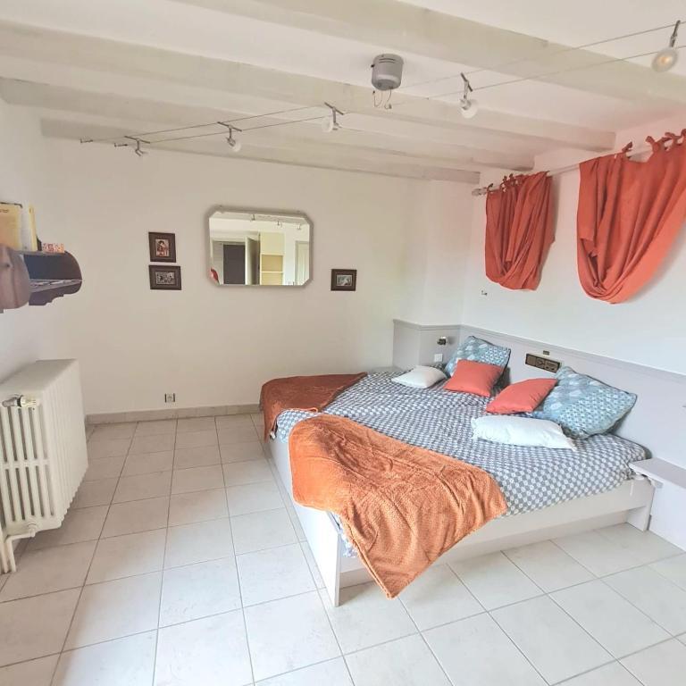 une chambre avec un lit et un miroir dans l'établissement Le duplex du Ried à Muttersholtz en Alsace proche Europa Park, à Muttersholtz