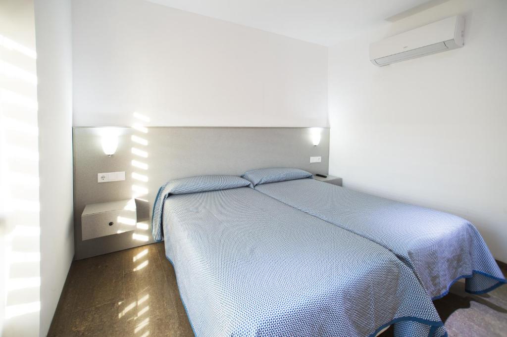 Postel nebo postele na pokoji v ubytování Hostal Drassanes