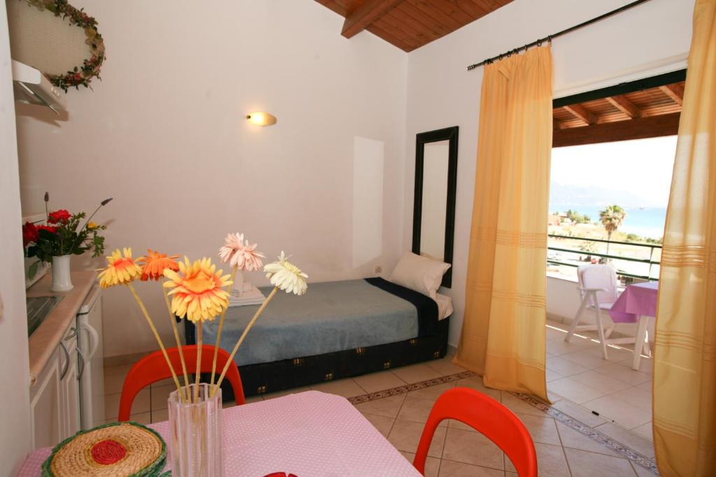 Postel nebo postele na pokoji v ubytování Glyfada Gorgona Apartments