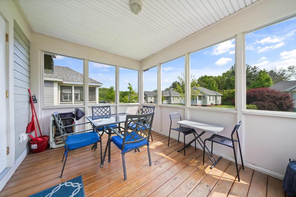 eine überdachte Veranda mit Tisch und Stühlen in der Unterkunft 36 Meadow View in Cherry Valley