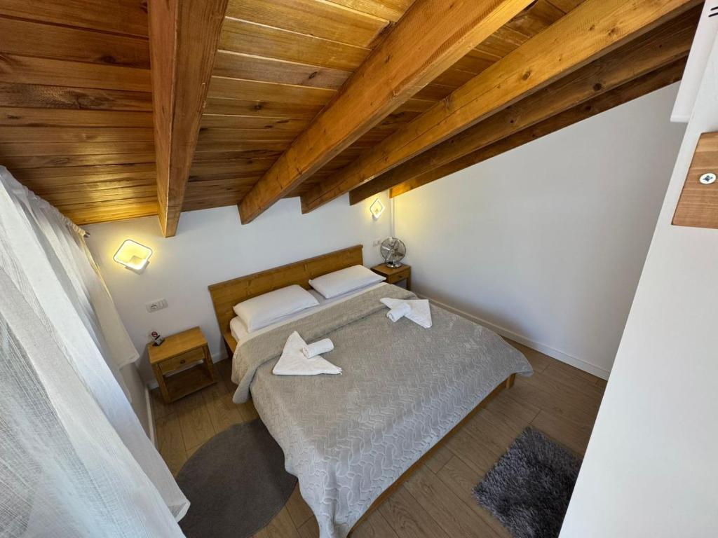 Postel nebo postele na pokoji v ubytování Bujtina Carku