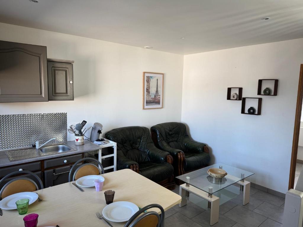 un soggiorno con un divano e un tavolo di Le repaire 3 a Saint-Omer-Capelle