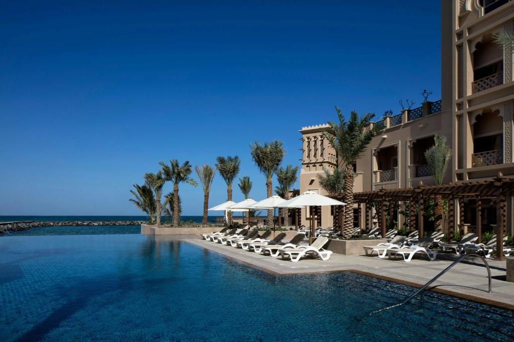 Bazén v ubytování Sheraton Sharjah Beach Resort and Spa nebo v jeho okolí