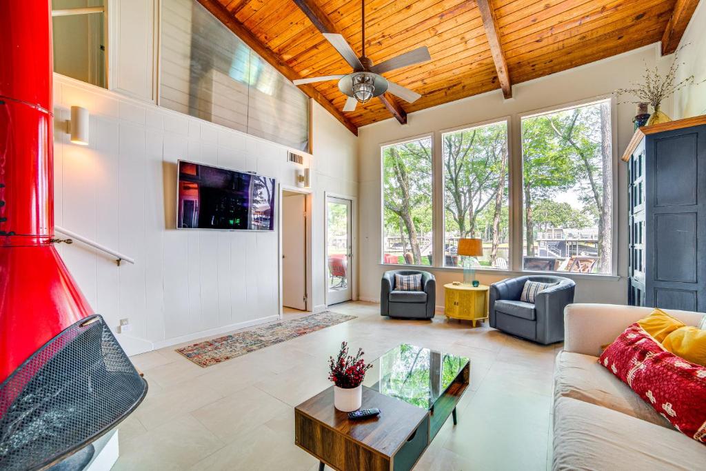 Posezení v ubytování Game Room and Fire Pit Retreat on Cedar Creek Lake!