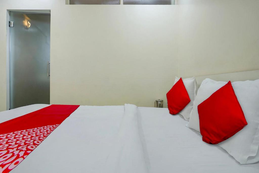 Postel nebo postele na pokoji v ubytování Hotel O B Happy Homely Stay