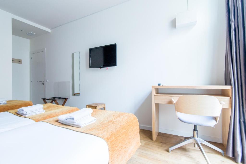 A bed or beds in a room at Hostal Barcelona Centro