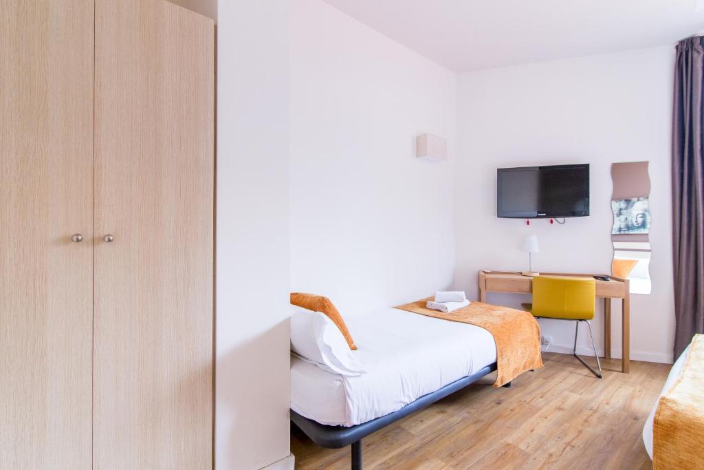 A television and/or entertainment centre at Hostal Barcelona Centro