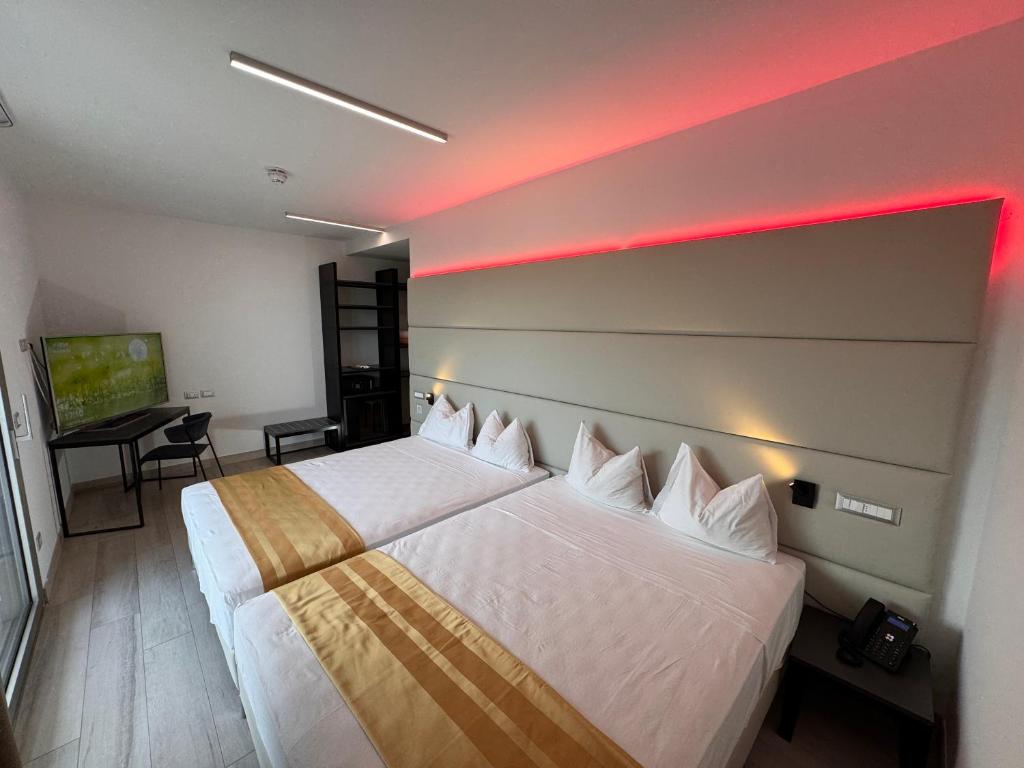 Postel nebo postele na pokoji v ubytování HOTEL VENICE BEACH HVB 34 Lifestyle 4 Superior