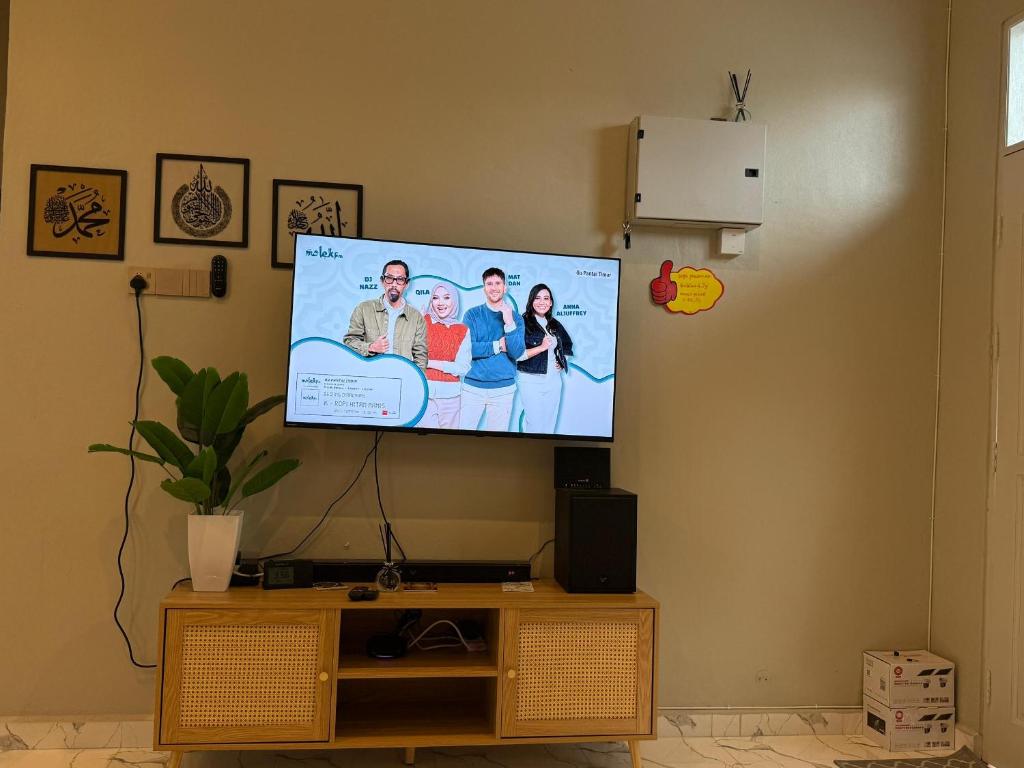 TV/trung tâm giải trí tại D'Sawah Homestay'