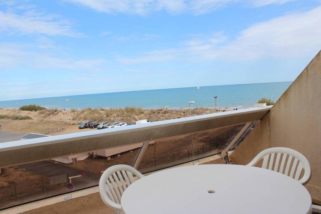 d'un balcon avec des chaises et une vue sur l'océan. dans l'établissement Studio Héliopolis AB 322 - 2 personnes, au Cap d'Agde
