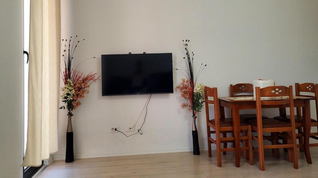 Μια τηλεόραση ή/και κέντρο ψυχαγωγίας στο City Apartment with Balconies