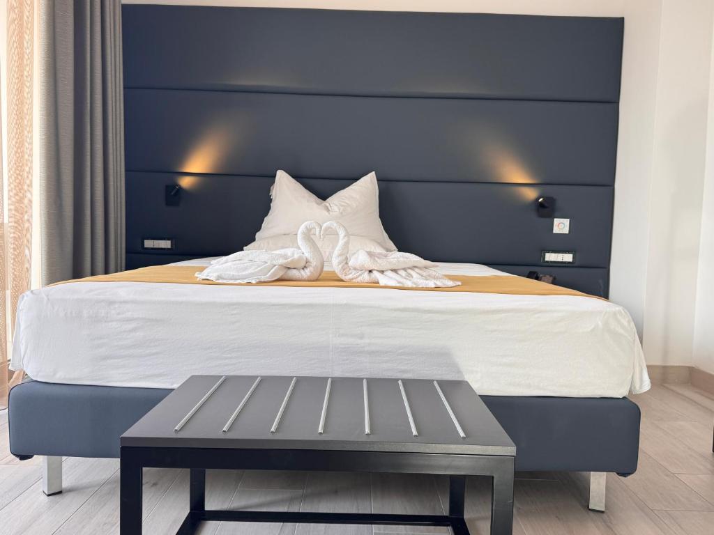 Postel nebo postele na pokoji v ubytování HOTEL VENICE BEACH HVB 34 Lifestyle 4 Superior