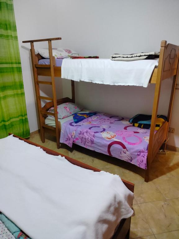 Postel nebo postele na pokoji v ubytování Backpackers LaCasaDePayaso