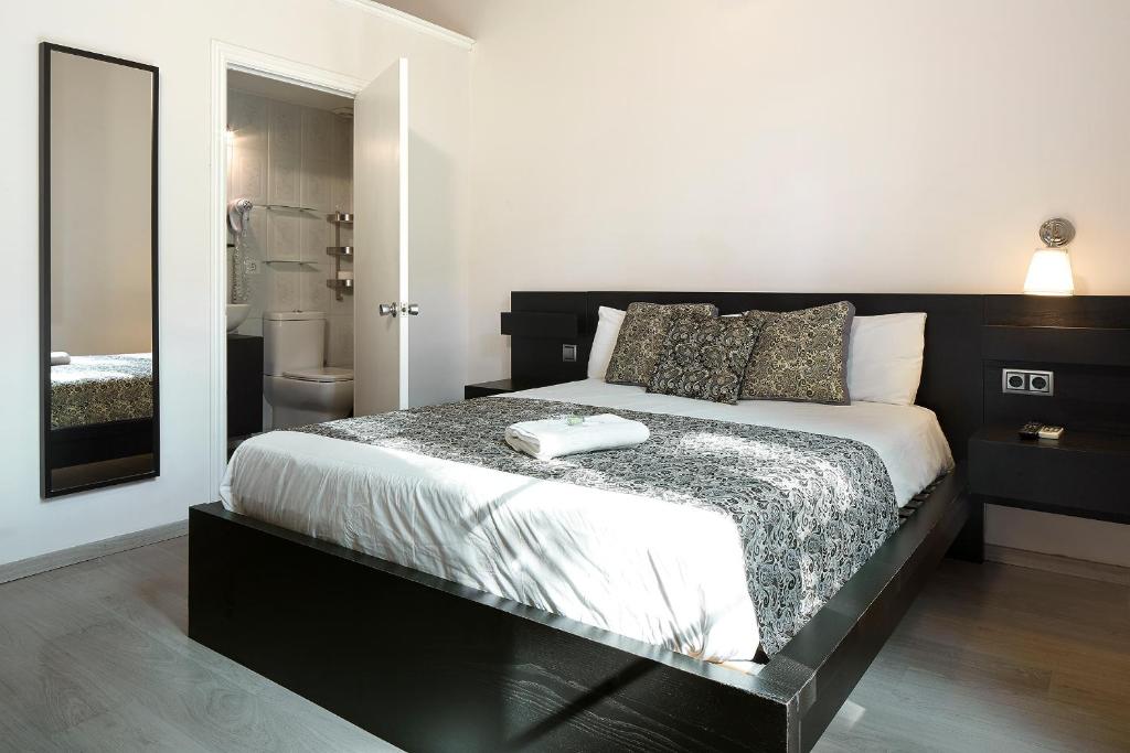 Кровать или кровати в номере BruStar Gotic-Centric