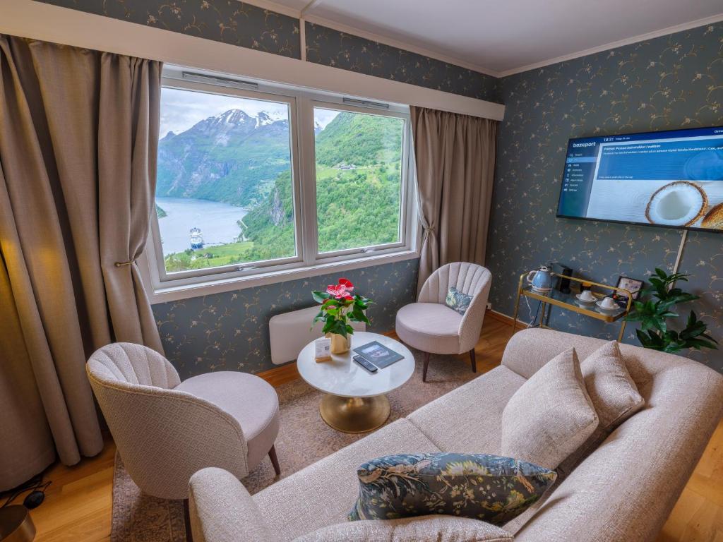 Nespecifikovaný výhled na hory nebo výhled na hory při pohledu z hotelu