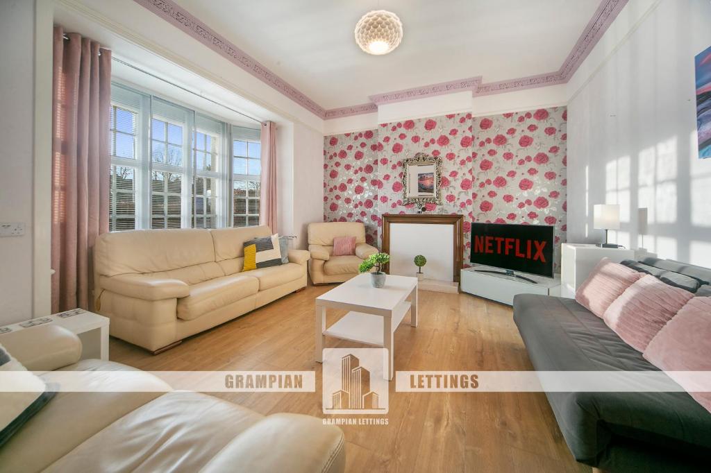 Un televizor și/sau centru de divertisment la Constancevilla B8 - Grampian Lettings Ltd