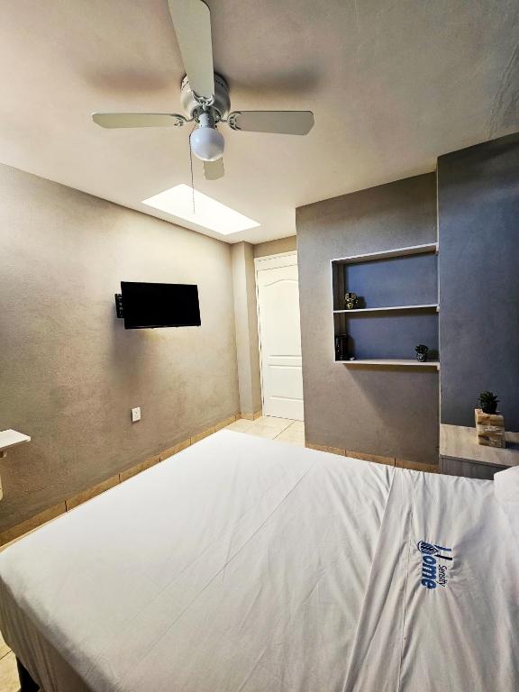 a bedroom with a bed and a ceiling fan at Sensity Home Habitación 5 A Cómoda y calida con baño compartido in Tehuacán