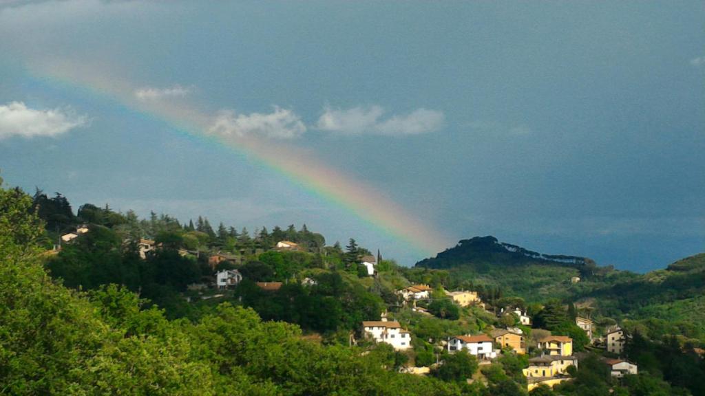 Ein Regenbogen am Himmel über einer Stadt mit Häusern in der Unterkunft C'era Una Volta B&B in Perugia