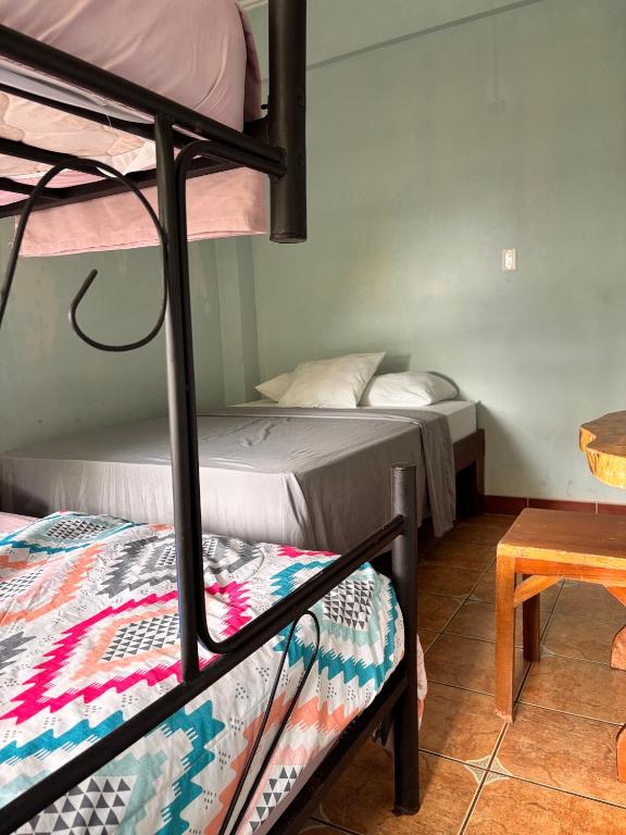 Postel nebo postele na pokoji v ubytování Manuel Antonio Hostel