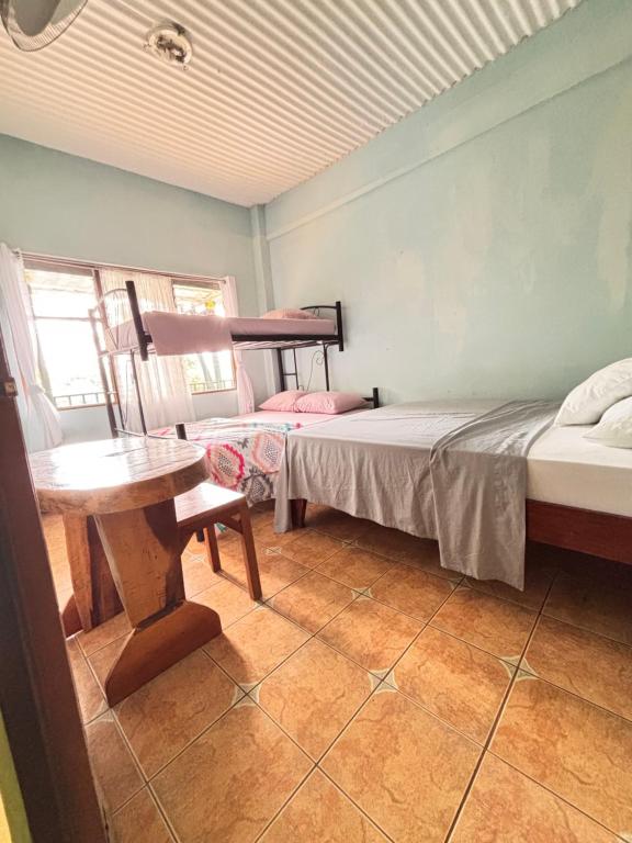 Postel nebo postele na pokoji v ubytování Manuel Antonio Hostel