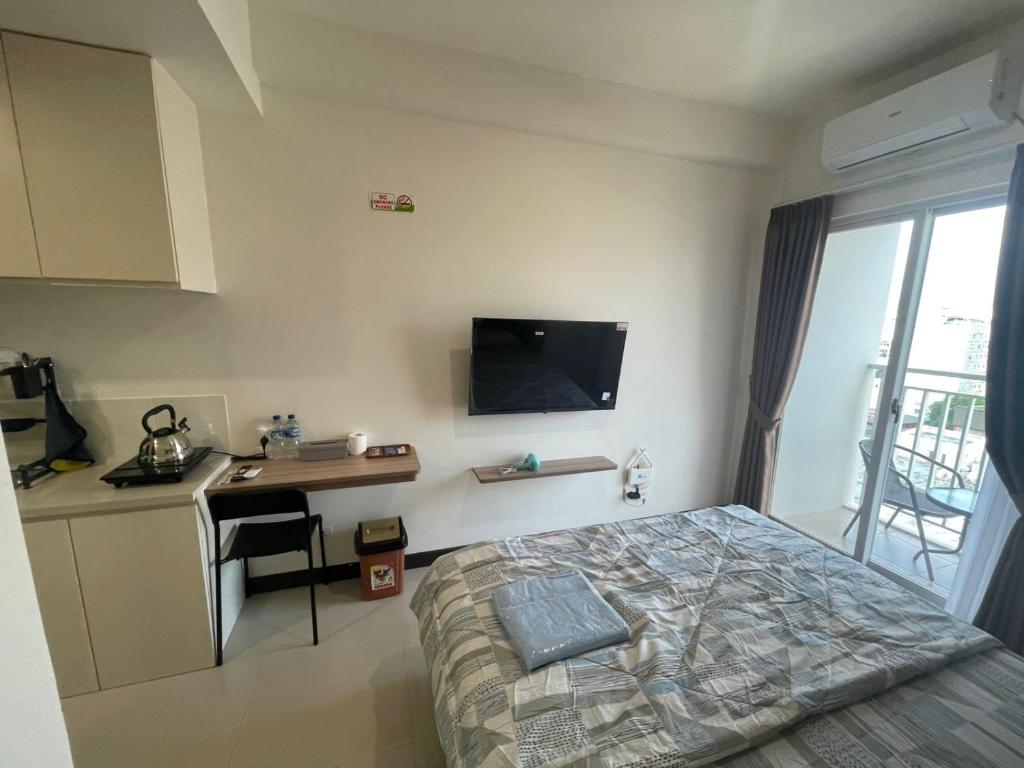 Ένα ή περισσότερα κρεβάτια σε δωμάτιο στο COMFORTSTAY - Citra Plaza Nagoya #10-25 City View