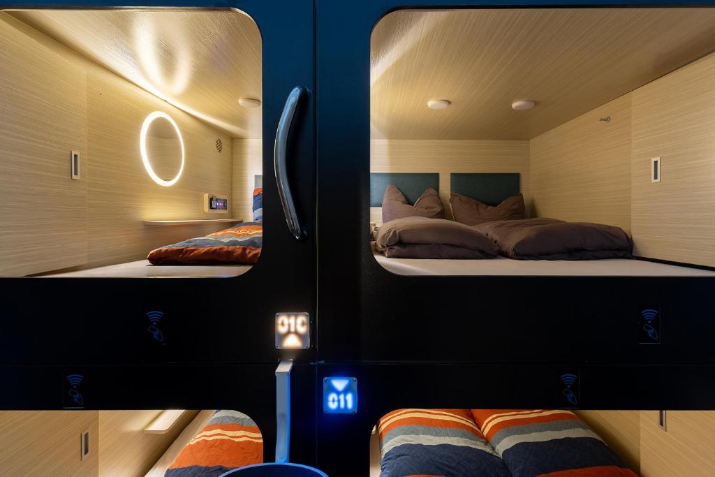 Postel nebo postele na pokoji v ubytování MUE Cubes - Capsule Hotel