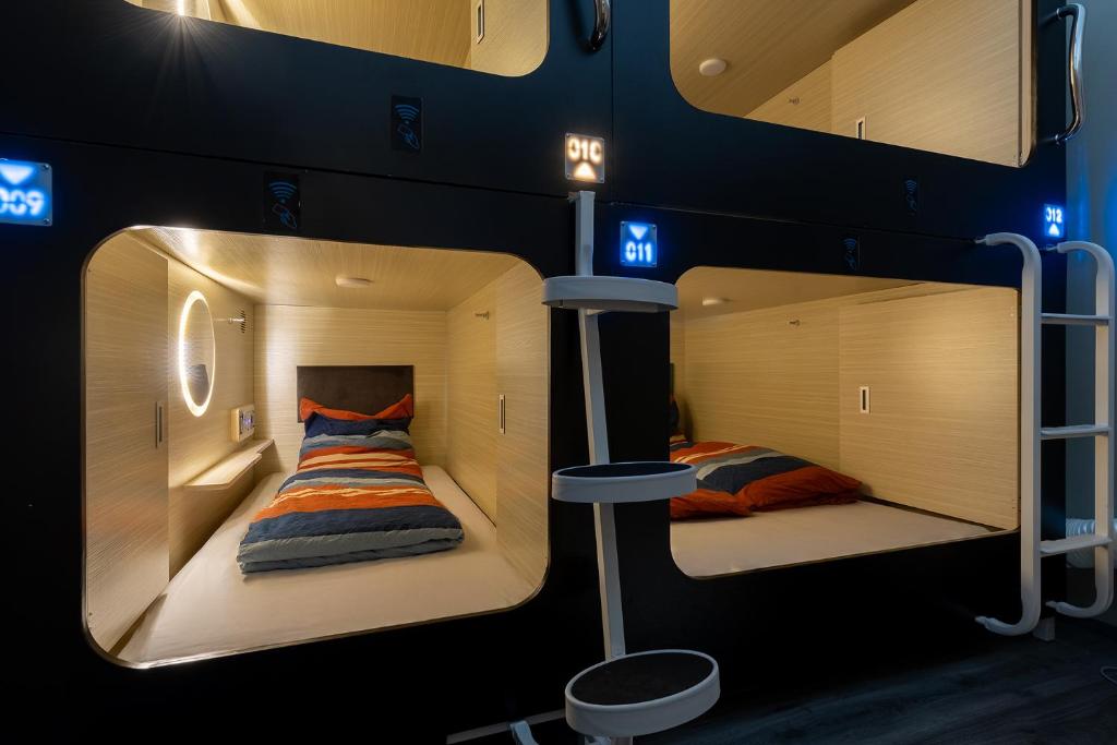 Postel nebo postele na pokoji v ubytování MUE Cubes - Capsule Hotel