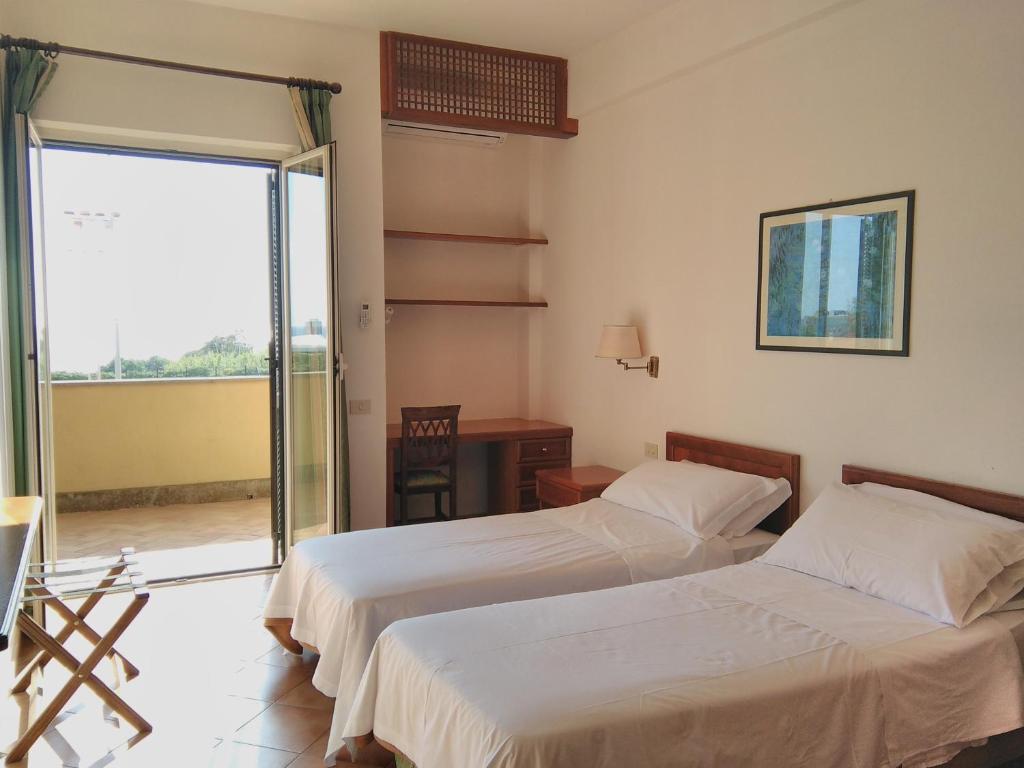 Postel nebo postele na pokoji v ubytování Hotel Baia Del Sole