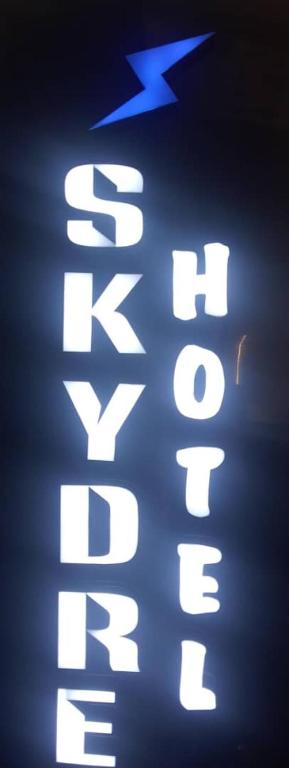 Certifikát, hodnocení, plakát nebo jiný dokument vystavený v ubytování Skydre Hotel