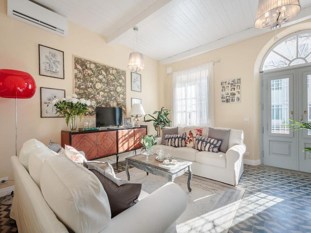 un salon avec deux canapés et une table dans l'établissement Villa in Marlia with Pool near Lucca, à Marlia