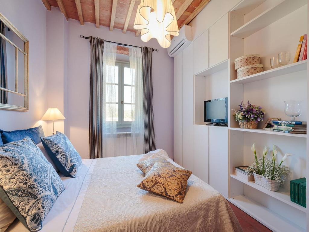 une chambre avec un lit et une fenêtre dans l'établissement Villa in Marlia with Pool near Lucca, à Marlia 46 autres photos