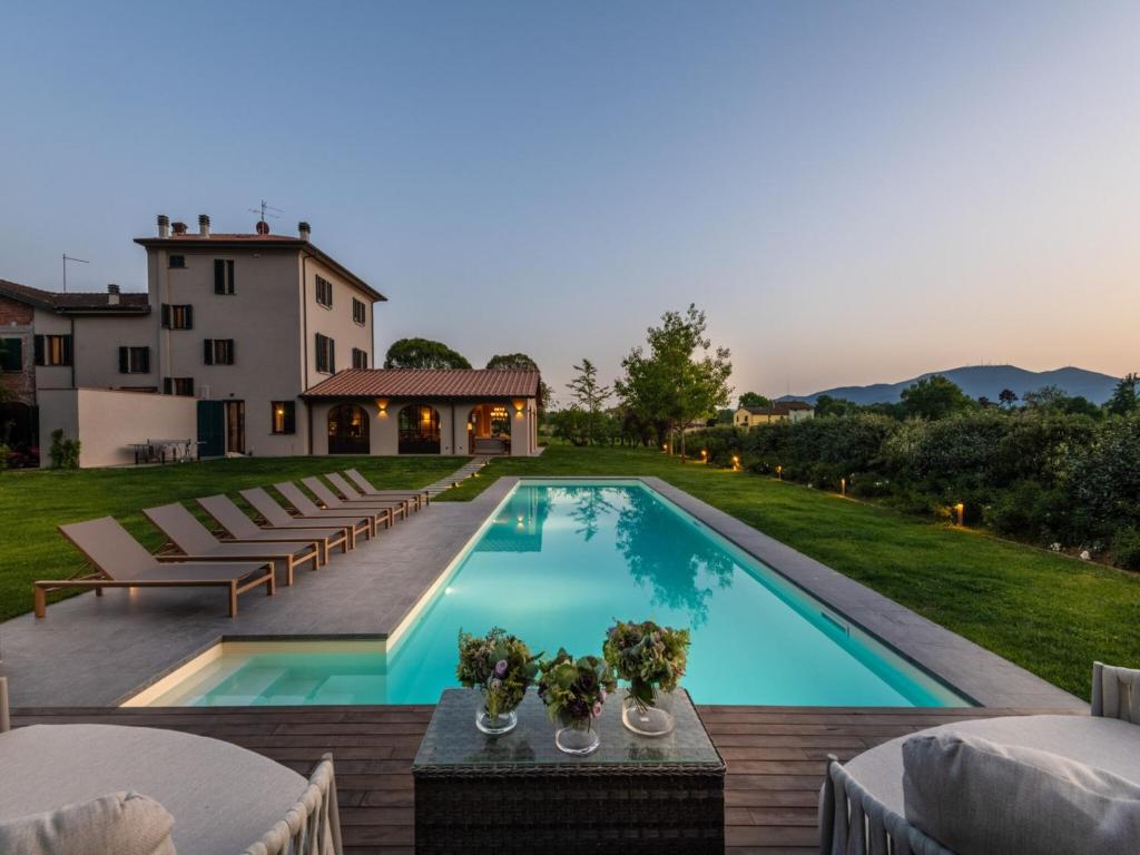 una villa con piscina y una casa en Villa in Tuscany near Pisa with Pool, en Orentano