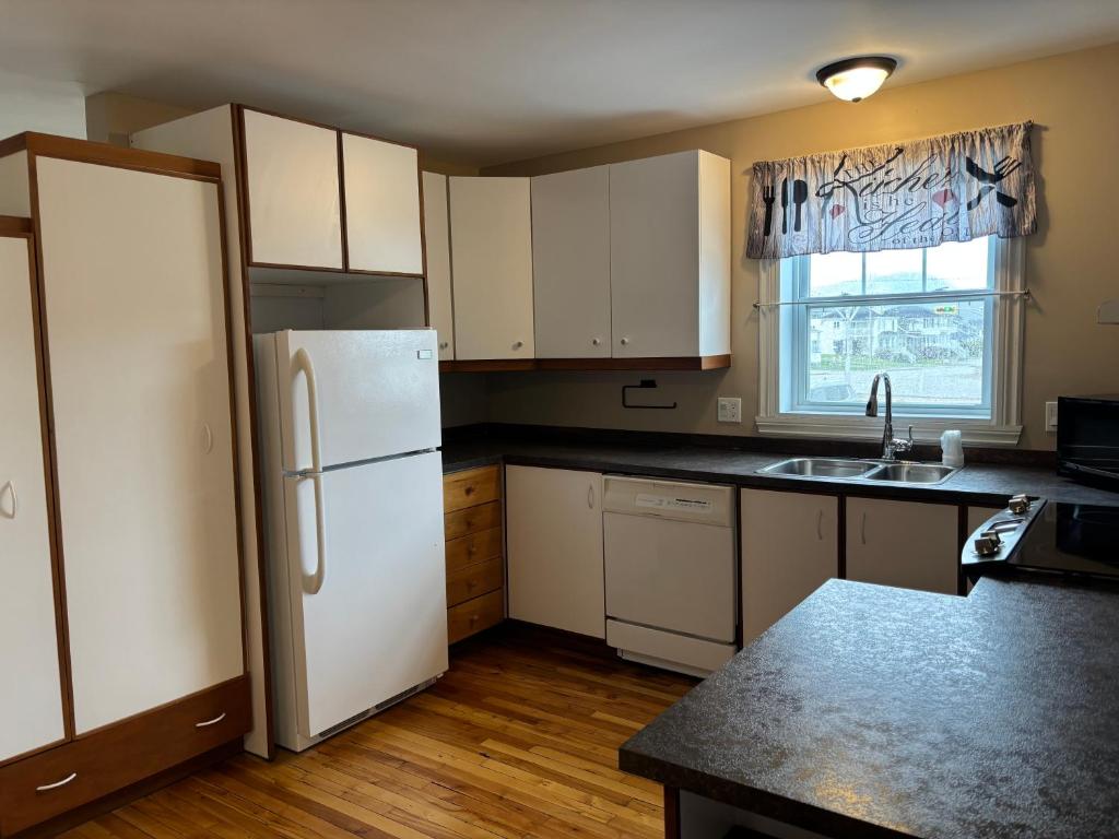 Kuchyň nebo kuchyňský kout v ubytování Maison vue Fleuve 4 chambres deux pas du traversier !
