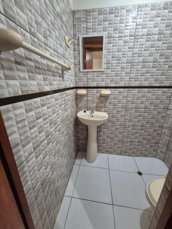 Koupelna v ubytování Habitación doble privada en Talara Centro