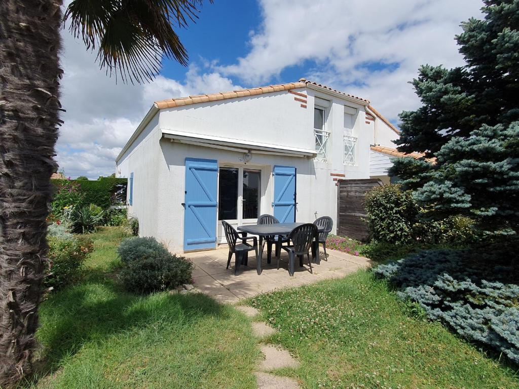 Photo de la galerie de l'établissement Charmante maisonnette avec piscine privée, proche plage et commerces - FR-1-476-128, à La Faute-sur-Mer
